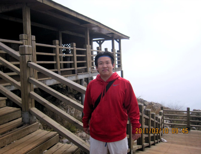 爬山运动护或叫登山运动，爬了一个小时爬山昆明的長龍山