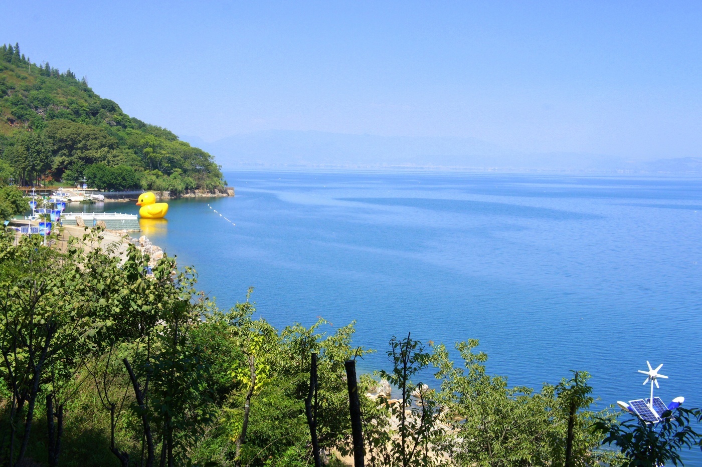 20141007 横渡抚仙湖 14km 今年第一次徒手划船横抚仙湖 黑砖窑的孩儿们越来越强悍了 每一次旅行 我们一定会迷途，这次成了迷航，休闲旅游 变成极限运动 最后变成航海版野外求生，最后找到远方海湾小成一个点的大黄鸭才能找到回去的航线，  