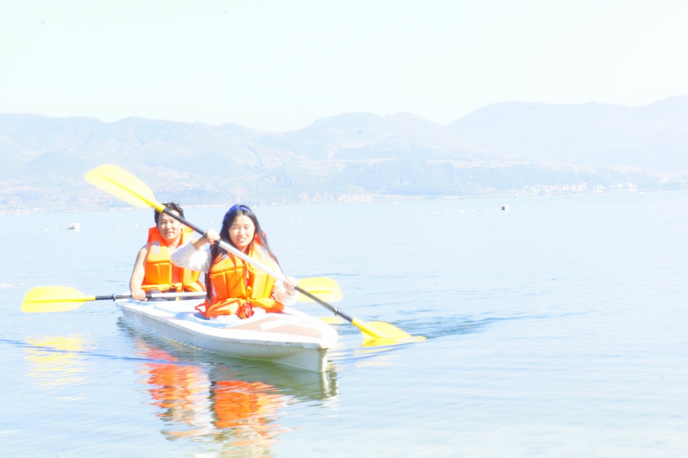 20141007 横渡抚仙湖 14km 今年第一次徒手划船横抚仙湖 黑砖窑的孩儿们越来越强悍了 每一次旅行 我们一定会迷途，这次成了迷航，休闲旅游 变成极限运动 最后变成航海版野外求生，最后找到远方海湾小成一个点的大黄鸭才能找到回去的航线，  