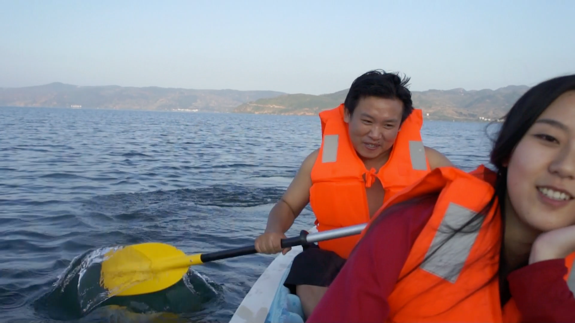 20141007 横渡抚仙湖 14km 今年第一次徒手划船横抚仙湖 黑砖窑的孩儿们越来越强悍了 每一次旅行 我们一定会迷途，这次成了迷航，休闲旅游 变成极限运动 最后变成航海版野外求生，最后找到远方海湾小成一个点的大黄鸭才能找到回去的航线，  