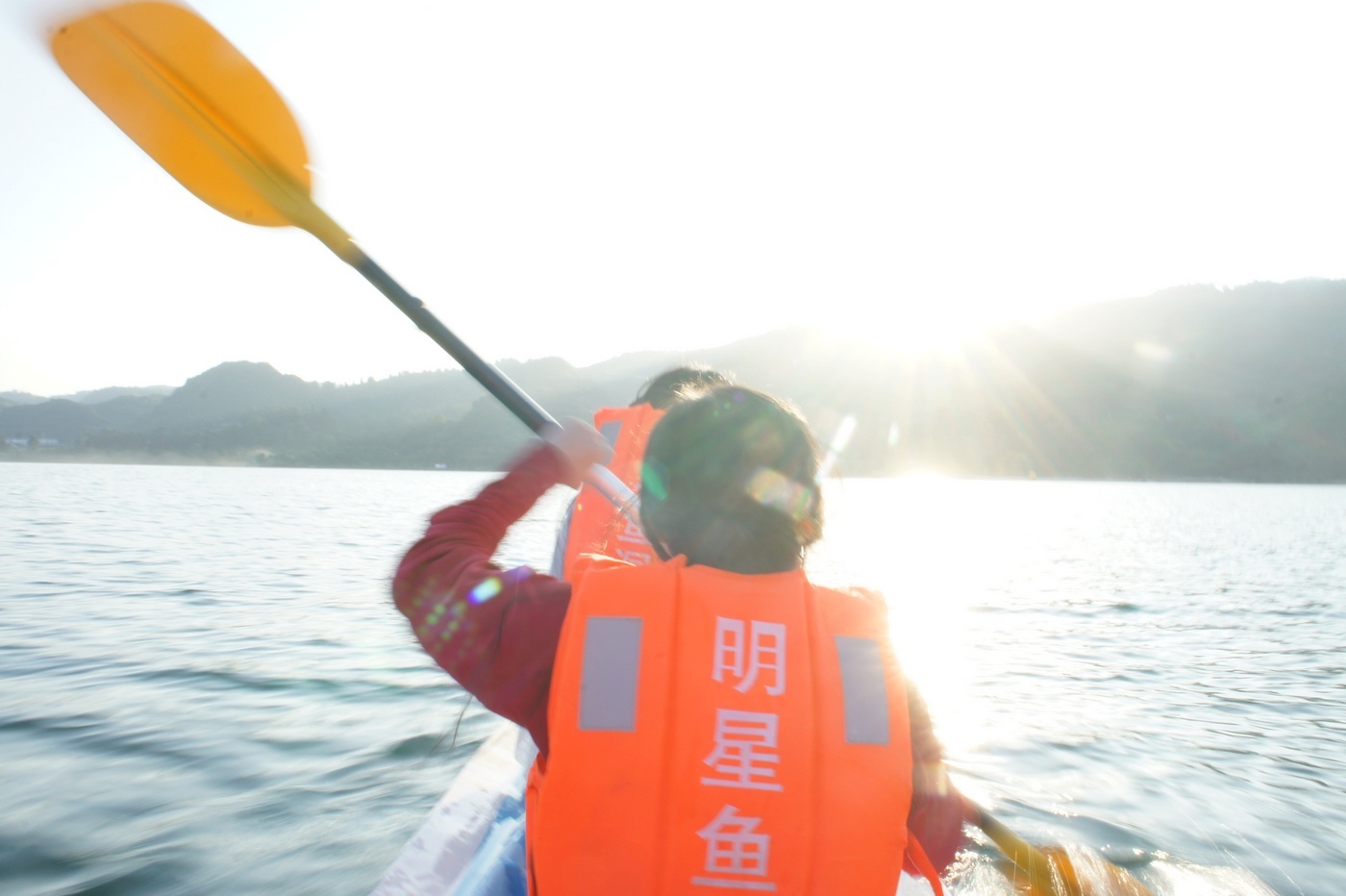 20141007 横渡抚仙湖 14km 今年第一次徒手划船横抚仙湖 黑砖窑的孩儿们越来越强悍了 每一次旅行 我们一定会迷途，这次成了迷航，休闲旅游 变成极限运动 最后变成航海版野外求生，最后找到远方海湾小成一个点的大黄鸭才能找到回去的航线，  