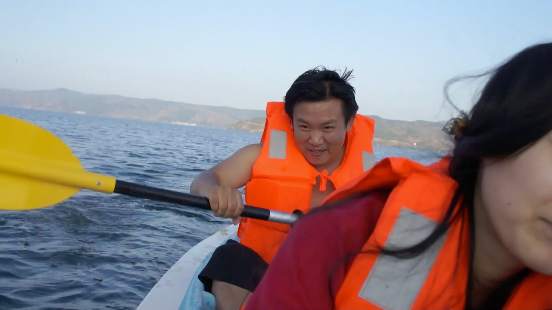 20141007 横渡抚仙湖 14km 今年第一次徒手划船横抚仙湖 黑砖窑的孩儿们越来越强悍了 每一次旅行 我们一定会迷途，这次成了迷航，休闲旅游 变成极限运动 最后变成航海版野外求生，最后找到远方海湾小成一个点的大黄鸭才能找到回去的航线，  