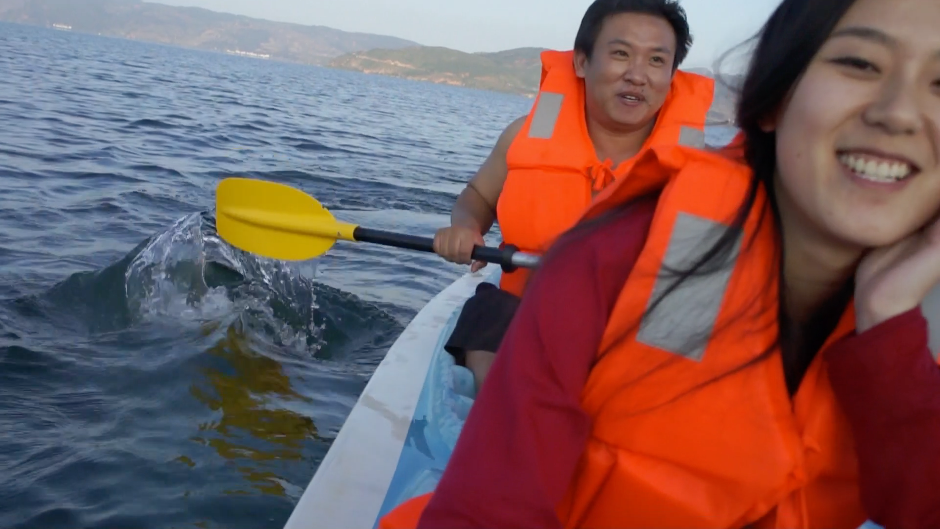 20141007 横渡抚仙湖 14km 今年第一次徒手划船横抚仙湖 黑砖窑的孩儿们越来越强悍了 每一次旅行 我们一定会迷途，这次成了迷航，休闲旅游 变成极限运动 最后变成航海版野外求生，最后找到远方海湾小成一个点的大黄鸭才能找到回去的航线，  