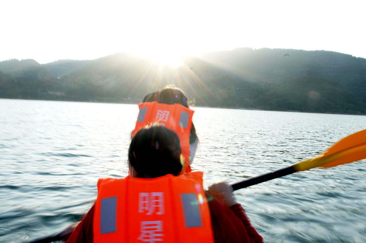 20141007 横渡抚仙湖 14km 今年第一次徒手划船横抚仙湖 黑砖窑的孩儿们越来越强悍了 每一次旅行 我们一定会迷途，这次成了迷航，休闲旅游 变成极限运动 最后变成航海版野外求生，最后找到远方海湾小成一个点的大黄鸭才能找到回去的航线，  