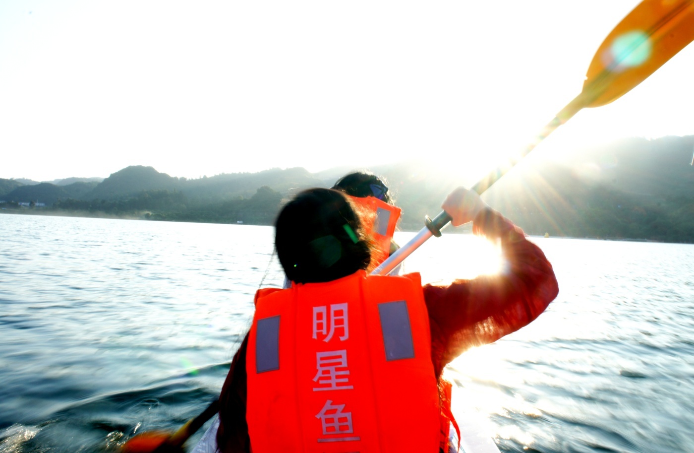 20141007 横渡抚仙湖 14km 今年第一次徒手划船横抚仙湖 黑砖窑的孩儿们越来越强悍了 每一次旅行 我们一定会迷途，这次成了迷航，休闲旅游 变成极限运动 最后变成航海版野外求生，最后找到远方海湾小成一个点的大黄鸭才能找到回去的航线，  