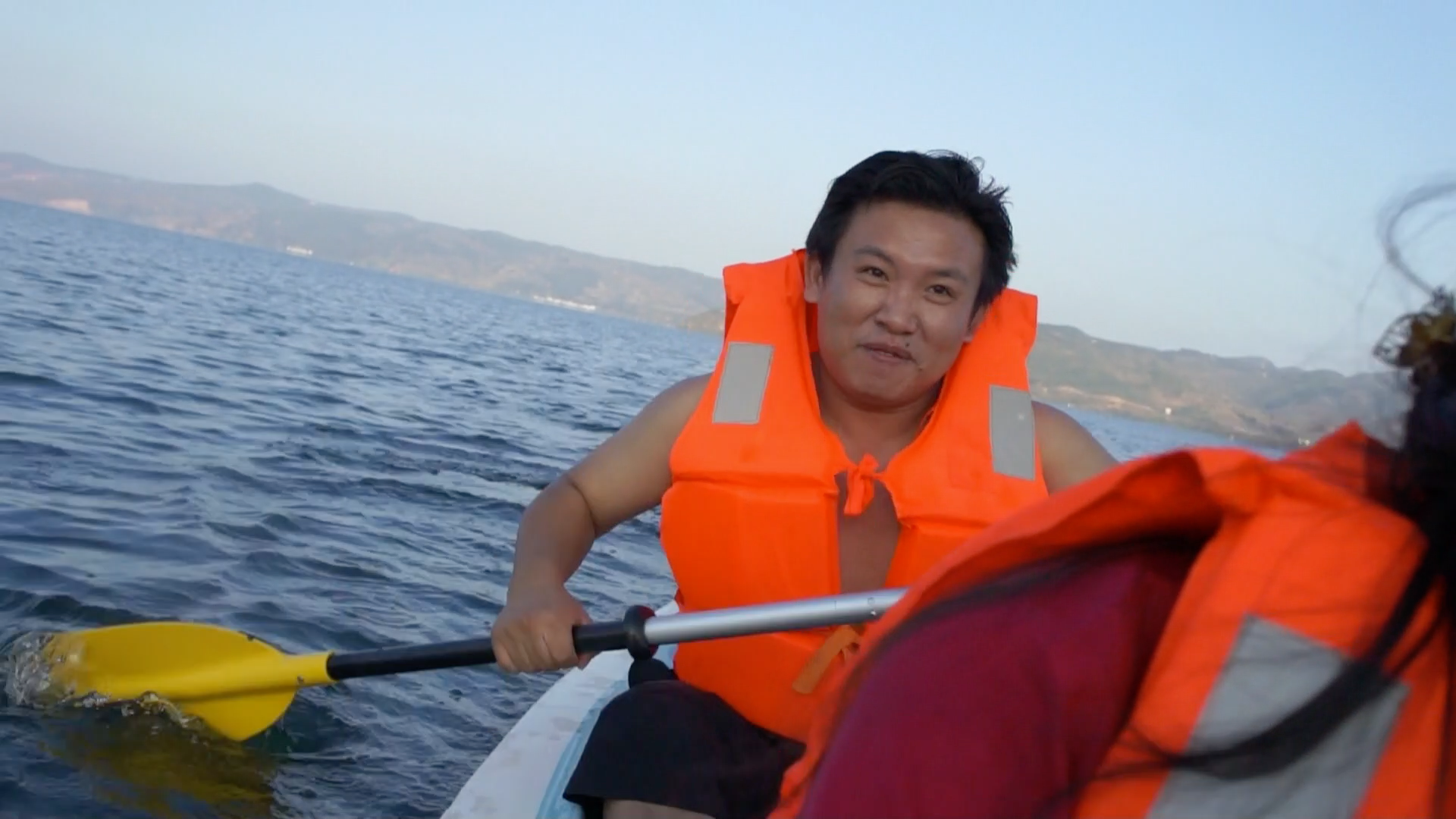 20141007 横渡抚仙湖 14km 今年第一次徒手划船横抚仙湖 黑砖窑的孩儿们越来越强悍了 每一次旅行 我们一定会迷途，这次成了迷航，休闲旅游 变成极限运动 最后变成航海版野外求生，最后找到远方海湾小成一个点的大黄鸭才能找到回去的航线，  
