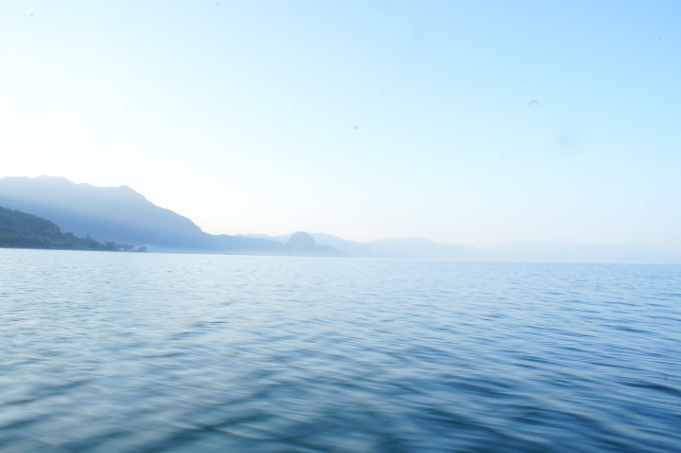 20141007 横渡抚仙湖 14km 今年第一次徒手划船横抚仙湖 黑砖窑的孩儿们越来越强悍了 每一次旅行 我们一定会迷途，这次成了迷航，休闲旅游 变成极限运动 最后变成航海版野外求生，最后找到远方海湾小成一个点的大黄鸭才能找到回去的航线，  